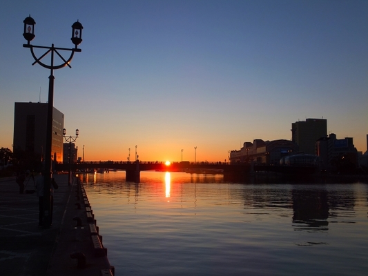 「幣舞橋」で夕日の絶景を!夜のライトアップや乙女の銅像も必見の名所!のイメージ