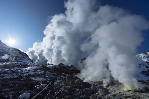 迫力満点!北海道・弟子屈町の「硫黄山」で活火山を観光!名物の温泉卵も!のイメージ