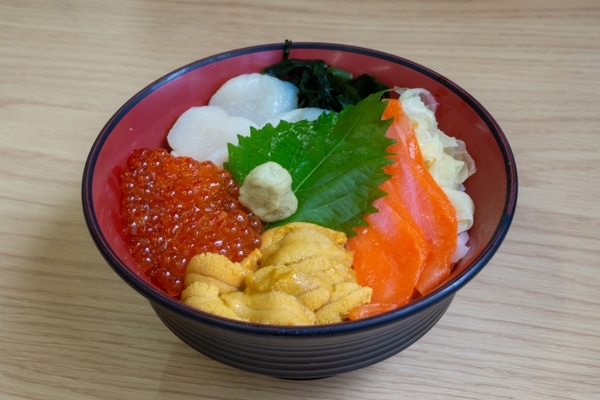 【釧路和商市場】名物グルメ「勝手丼」とは?具材を好き放題盛り付けよう!のイメージ