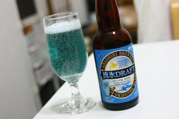 網走の名物ビール「流氷ドラフト」とは?なぜ青い?味や販売店も解説!のイメージ
