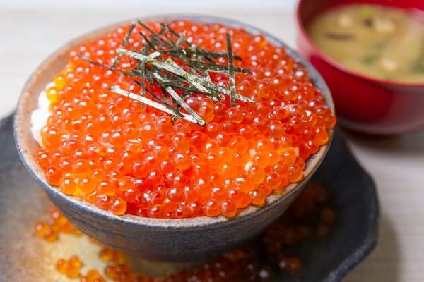 はちきょう名物グルメ「つっこ飯」は超特盛いくら丼!食べ残しは厳禁?のイメージ