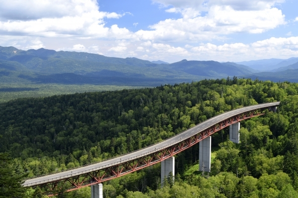 北海道「三国峠」は絶景のドライブ名所!巨大橋から見る樹海の紅葉は圧巻!のイメージ