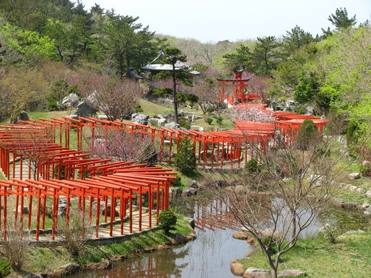 「高山稲荷神社」の千本鳥居は圧巻の絶景!美しい紅葉や御朱印も紹介!のイメージ