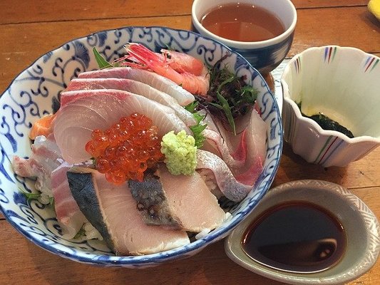 青森魚菜センターで「のっけ丼」を贅沢に味わう!好きな刺身を選び放題!のイメージ