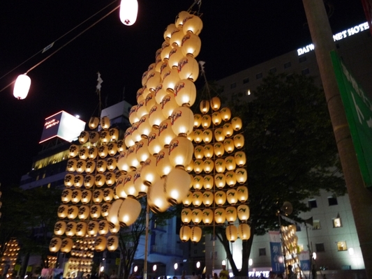 「秋田竿燈まつり」は黄金の稲穂が夏の夜空を彩る!見所や楽しみ方は?のイメージ