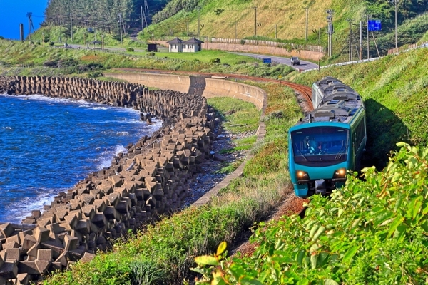 五能線「リゾートしらかみ」で絶景の列車旅へ!美しい日本海を堪能!のイメージ