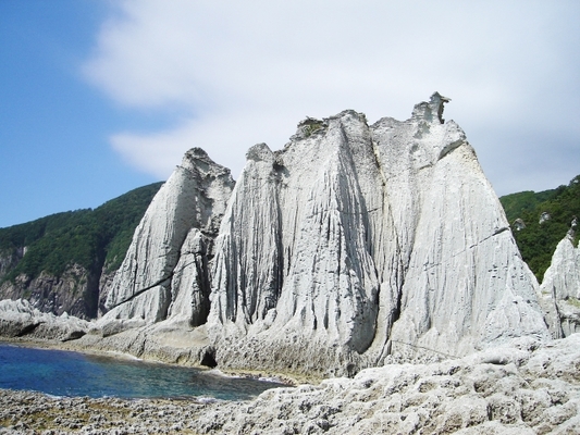 「仏ヶ浦」の巨大奇岩が神秘的!遊覧船観光や展望台の絶景を満喫!のイメージ