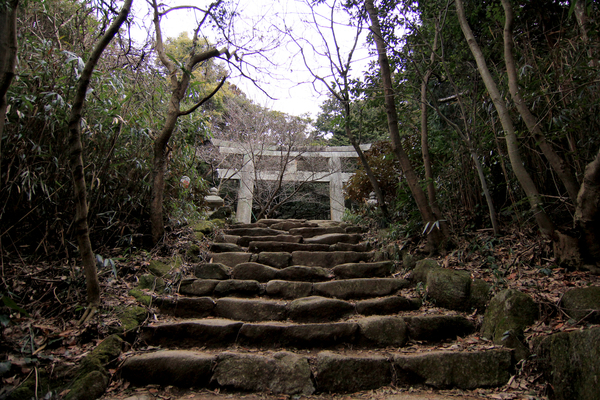 「赤神神社 五社堂」は999段の石段の上に!なまはげ発祥の鬼伝説とは?のイメージ