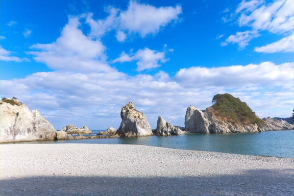 「浄土ヶ浜」には美しい海と白い岩の大自然が!青の洞窟を遊覧船で観光!のイメージ