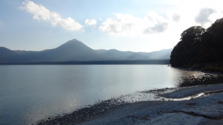 恐山のシンボル「宇曽利湖」は美しい火口湖!形がハート?ウグイ情報も!のイメージ