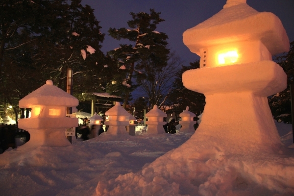米沢市「上杉雪灯篭まつり」で幻想的な世界を味わう!駐車場や混雑情報も!のイメージ
