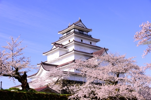 「会津若松城(鶴ヶ城)」は桜と赤瓦の天守閣の名城!歴史や駐車場は?のイメージ