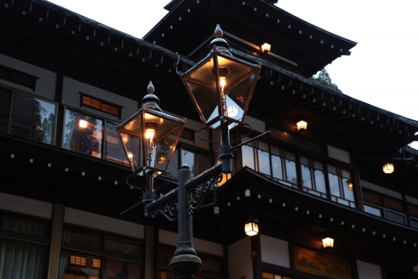 銀山温泉「能登屋旅館」は大正ロマンを感じる温泉宿!千と千尋のモデルに?のイメージ
