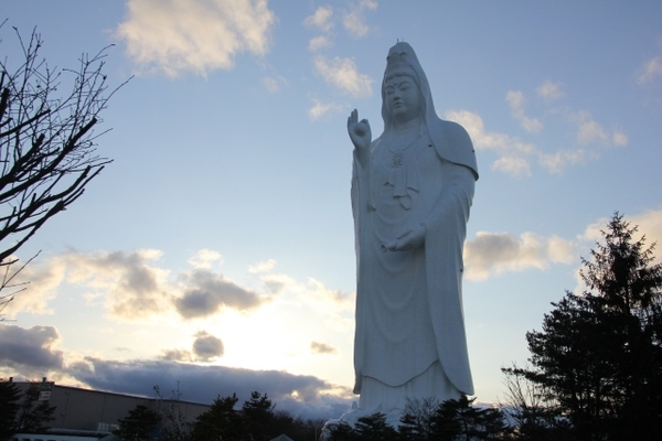 「仙台大観音(大観密寺)」は高さ100mの巨大像!異世界のような大迫力!のイメージ