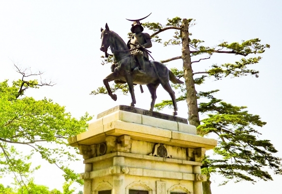 「青葉山公園」で伊達政宗像を拝もう!桜や紅葉も美しい!駐車場も解説!のイメージ