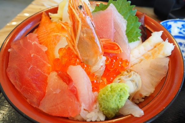 「いしのまき元気いちば」の元気食堂で食事!鮮魚や特産品も勢揃い!のイメージ