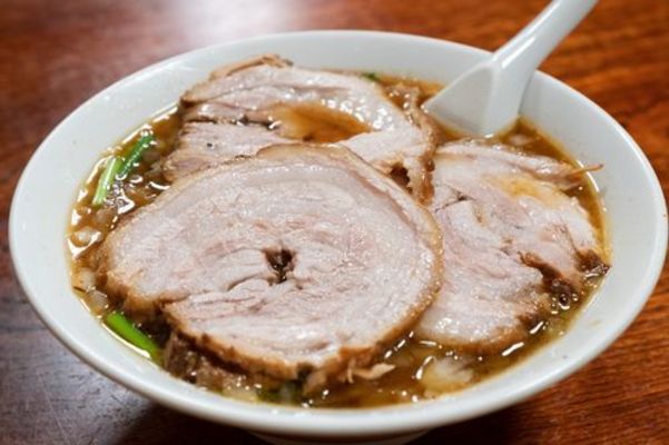 「自家製太麺渡辺」は行列必須の人気ラーメン店!実は裏メニューがある?のイメージ