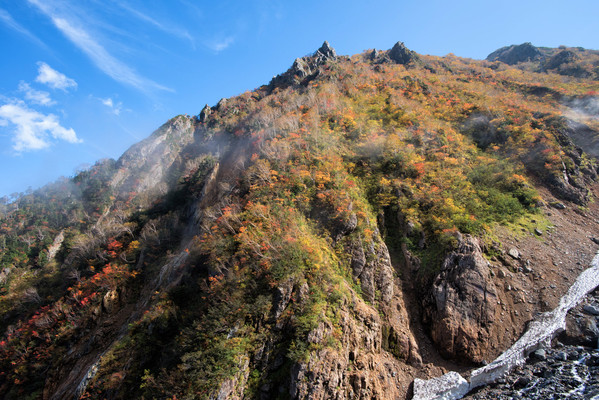 「塔のへつり」で吊橋と美しい紅葉の渓谷を観光!開運祈願のパワスポ!のイメージ