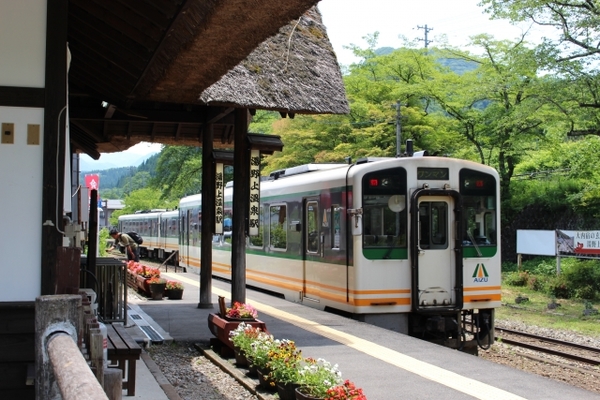 「湯野上温泉駅」はレトロな茅葺き屋根の駅舎!足湯や江戸の風情を満喫!のイメージ