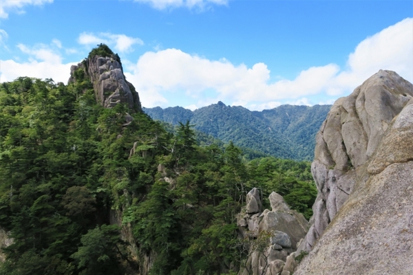 「大崩山」は岩壁と美しい花々が登山者を魅了!ルートや山荘を解説!のイメージ