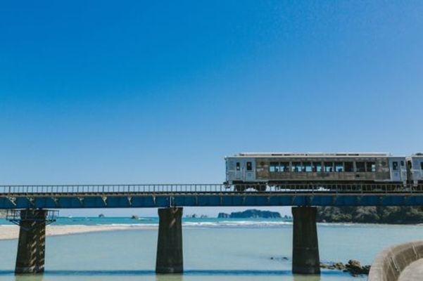 観光列車「海幸山幸」でリゾート感溢れる絶景旅へ!木造の車内でのんびり!のイメージ