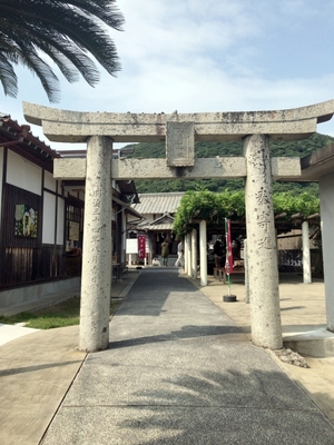 宝くじ当選の夢を叶える!「宝当神社」の参拝方法や招き猫・御朱印情報!のイメージ