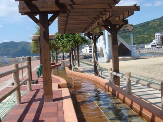 小浜温泉の足湯「ほっとふっと105」は日本No.1の長さ!絶景の夕日も!のイメージ