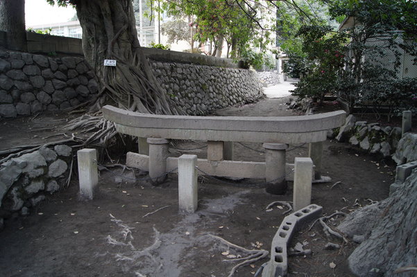 噴火で地面に埋もれた?「黒神埋没鳥居」は桜島の噴火の威力を体感!のイメージ