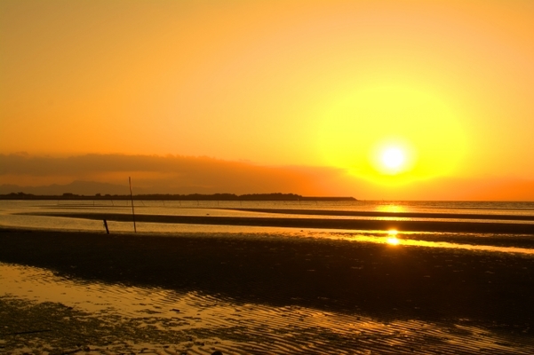 夕日が圧巻の美しさ!「真玉海岸」の干潮時間や潮干狩り&カフェを紹介!のイメージ
