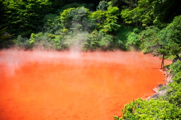 紅に染まる「血の池地獄」で足湯や極楽カレーを堪能!限定の軟膏は必見!のイメージ
