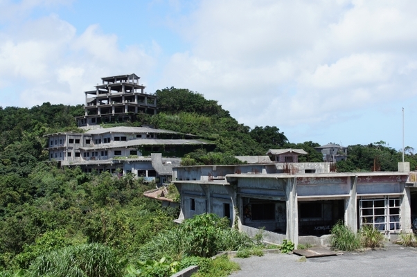 沖縄の心霊廃墟「中城高原ホテル」はなぜ解体を?過去の噂から現在までのイメージ