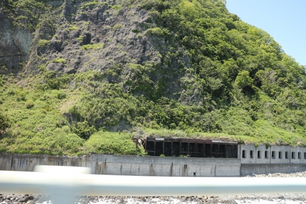 静岡「大崩海岸」は断崖に廃墟群が並ぶ心霊スポット!過去の事故とは?のイメージ