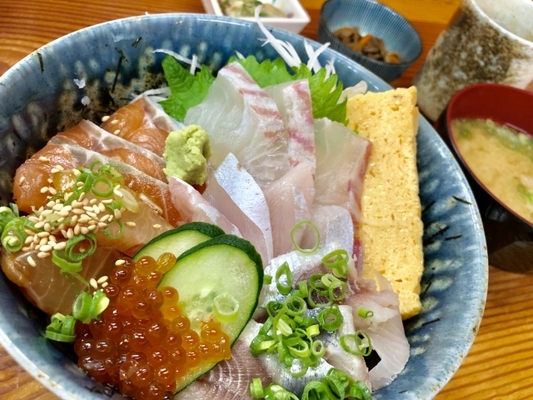 福岡パルコ「魚助食堂」の刺身盛り放題海鮮丼が最高!値段も安くて旨い!のイメージ