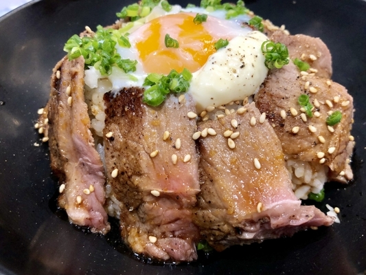「ニクゼン大名店」でコスパ最強の高級焼肉!黒毛和牛ステーキ丼は必食!のイメージ
