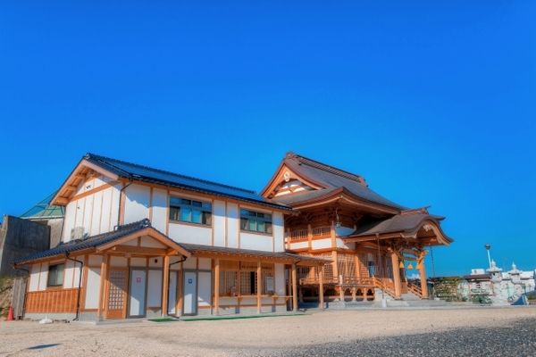 「岩国白蛇神社」で幸運の守り神"シロヘビ"に金運UP祈願!お守りは財布に!のイメージ