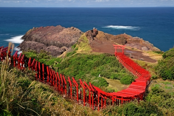 「元乃隅神社」は海と鳥居の絶景が映えすぎる!日本一賽銭が入れにくい神社?のイメージ