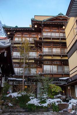 【四万温泉】季節ごとの観光スポットを一挙紹介!紅葉やシマブルーのベストシーズンは?のイメージ
