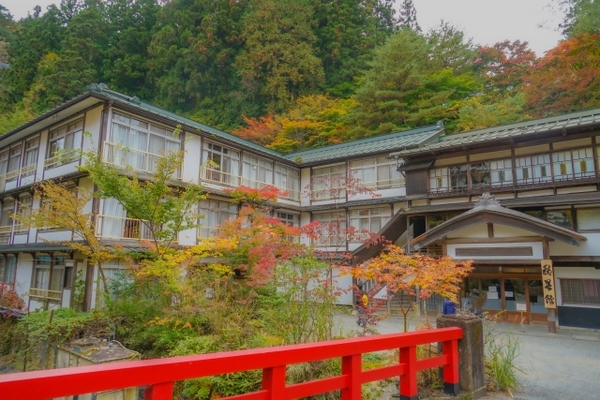 千と千尋は四万温泉がモデル!赤い橋や温泉が楽しめる!のイメージ