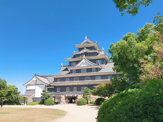 漆黒の城「岡山城」の楽しみ方!見どころや御城印がもらえる場所、周辺の観光スポットを徹底解説のイメージ