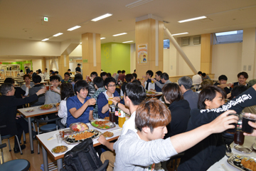 2年生の司会による乾杯でスタート