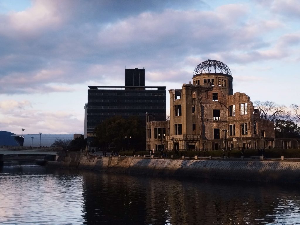 川沿いのドーム
