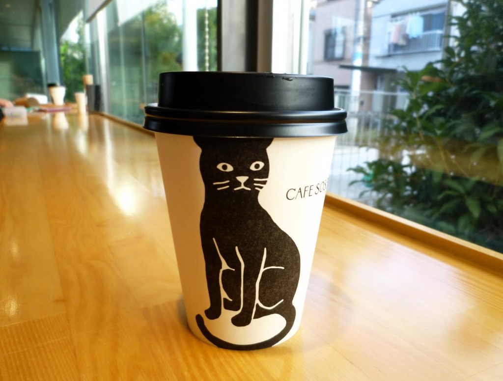 猫がデザインされたカップ