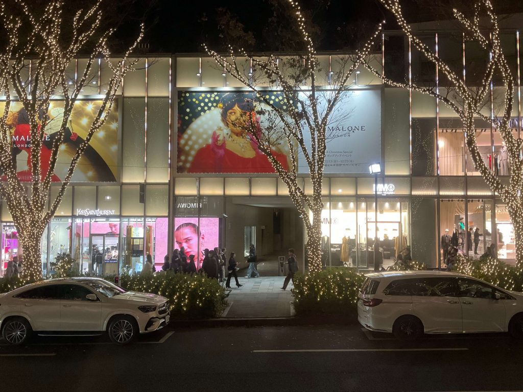 表参道ショーウィンドウ