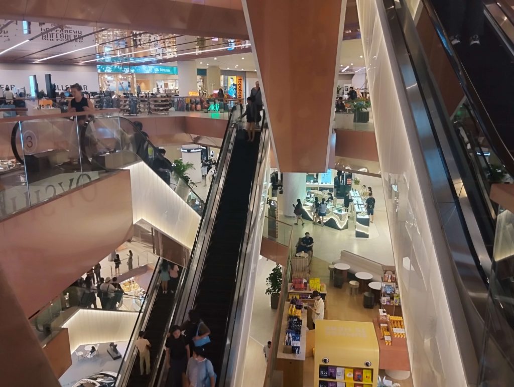 エスカレーター風景