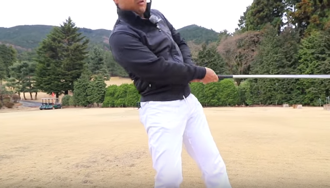 しっかり回転させないと体重が右に残ったままに