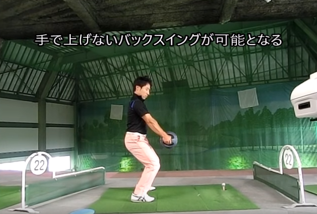 このように手だけで重りを支えてはいけません