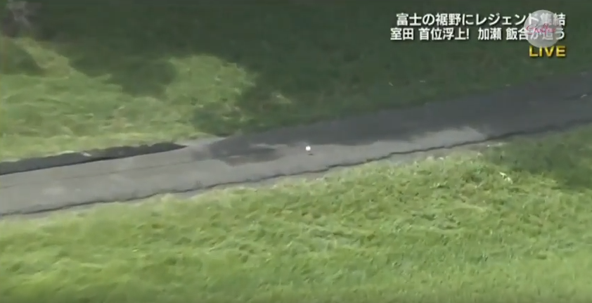 左にひっかけてしまい、カート道へ…
