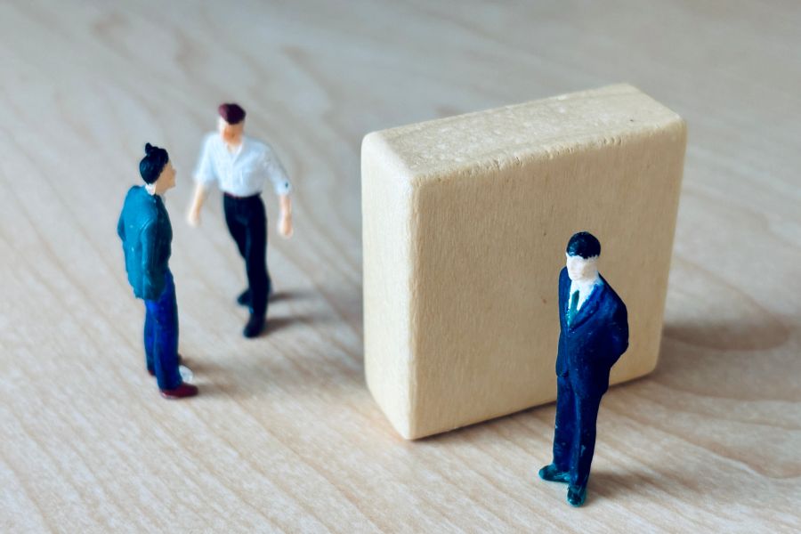 マイクロアグレッションとは?自覚なき差別の具体例と対策をわかりやすく解説 | オンライン研修・人材育成 - Schoo(スクー)法人・企業向けサービス