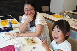岩塩を舐めてみると…「しょっぱい!」