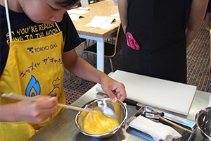 高学年組は調理も手なれた様子。家でも料理を作ることがあるとのこと。